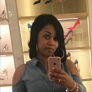 Meet your Posher, Adia